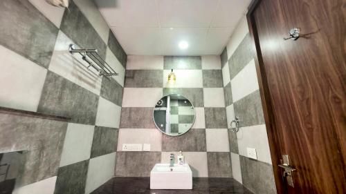 hotel homeaste 001 near yashobhoomi convention center