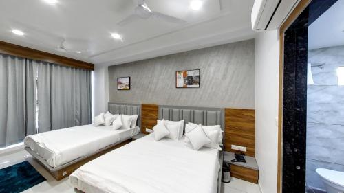 hotel grand acme