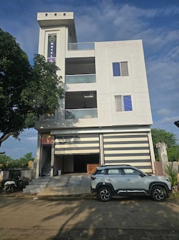 hotel aarav palace