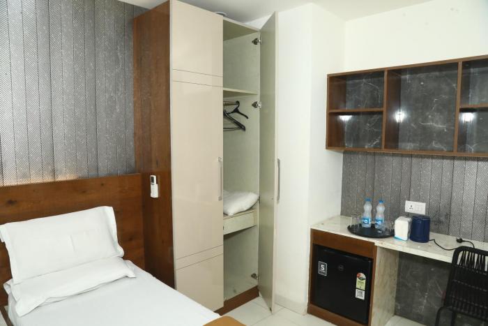 flourish stay saket near max hospital