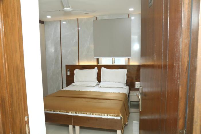 flourish stay saket near max hospital