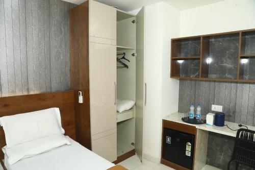 flourish stay saket near max hospital