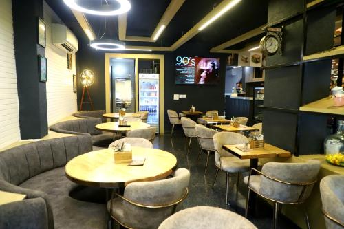 flourish stay saket near max hospital