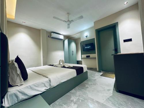 hotel balaji inn ayodhya bypass