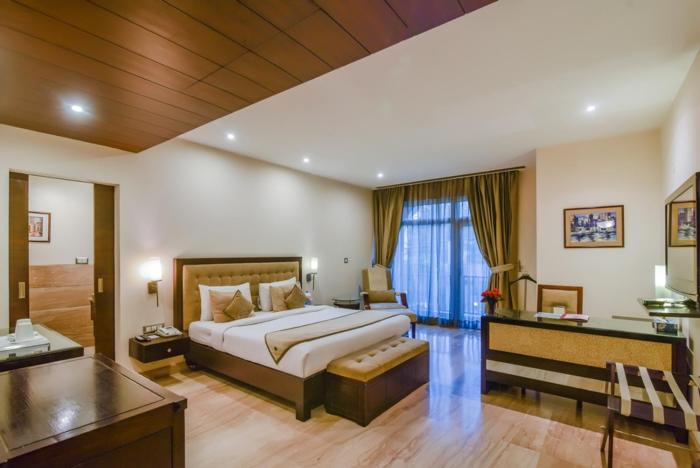 royal studio golf course road