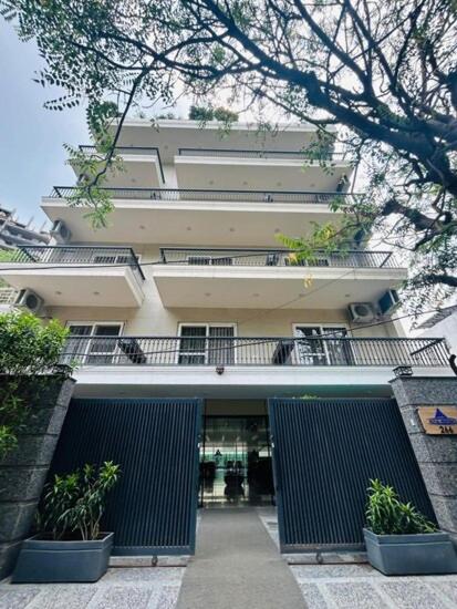 royal studio golf course road