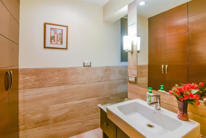 royal studio golf course road