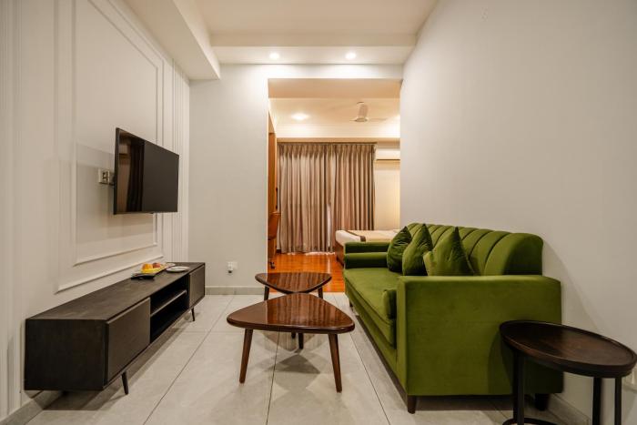 royal studio golf course road