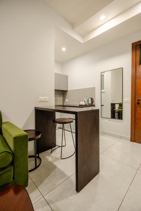 royal studio golf course road