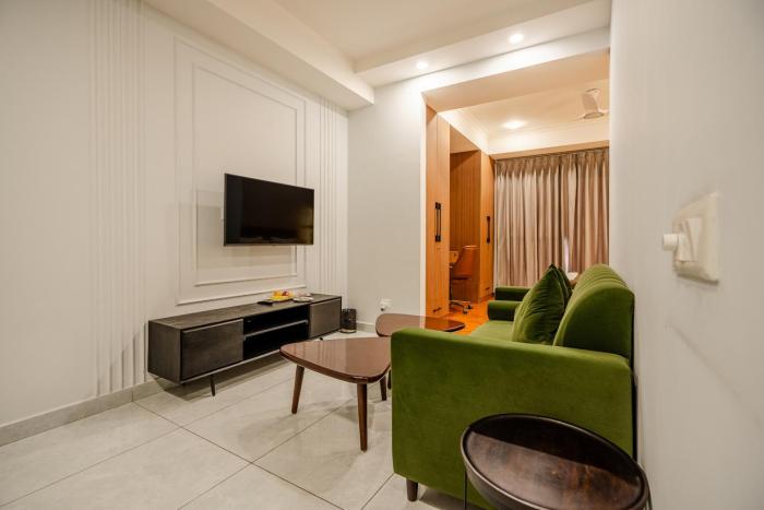 royal studio golf course road