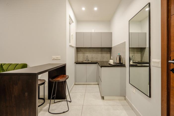 royal studio golf course road