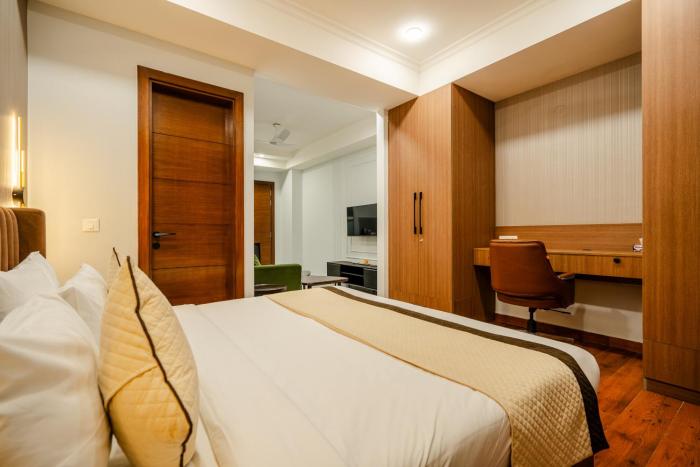 royal studio golf course road