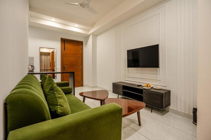 royal studio golf course road