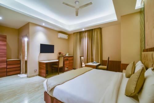 royal studio golf course road