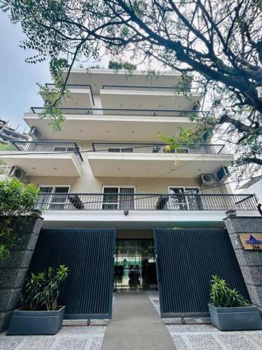 royal studio golf course road