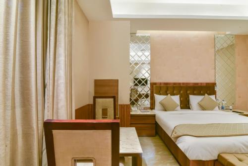 royal studio golf course road