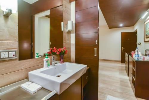 royal studio golf course road