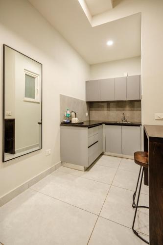 royal studio golf course road