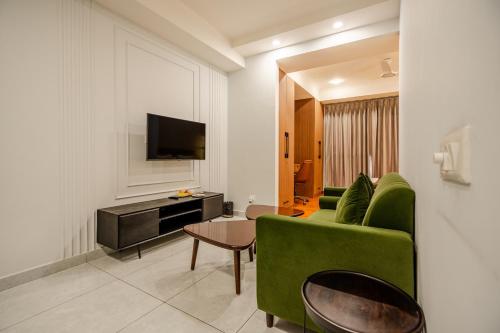 royal studio golf course road