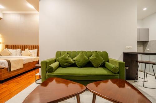 royal studio golf course road