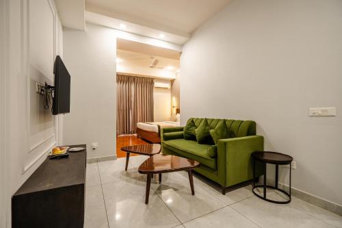 royal studio golf course road