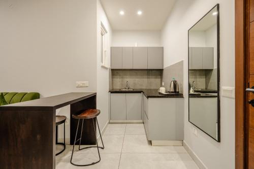 royal studio golf course road