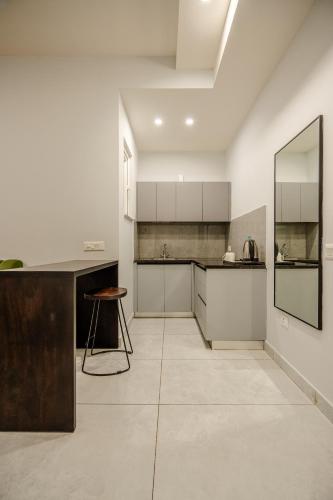 royal studio golf course road