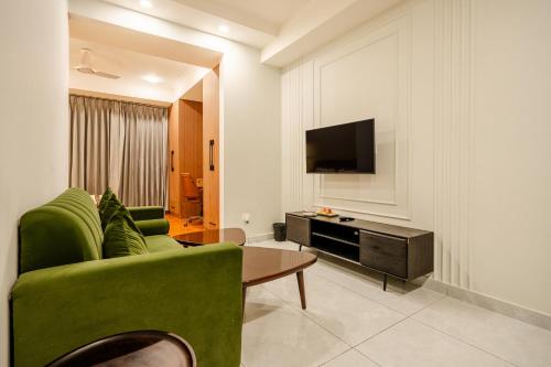 royal studio golf course road