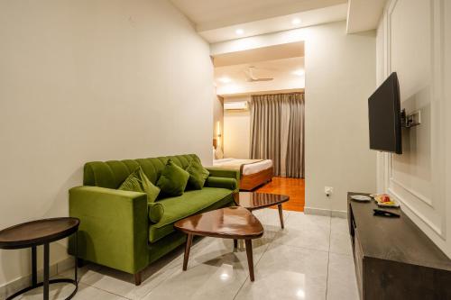 royal studio golf course road