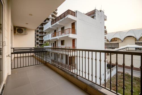 royal studio golf course road