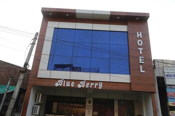 hotel blue berry agra