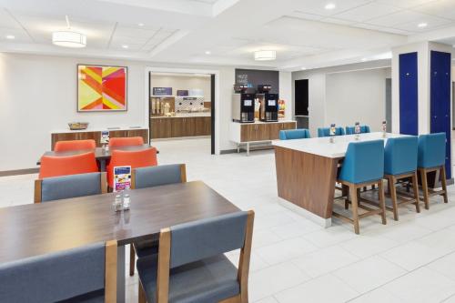 holiday inn express and suites pekin peoria area by ihg