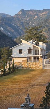 crestorio resort and spa dehradun