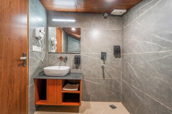 hotel skyline manali walking to mall road centrally heated