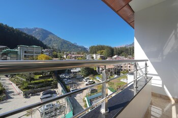 hotel skyline manali walking to mall road centrally heated