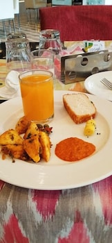 hotel skyline manali walking to mall road centrally heated