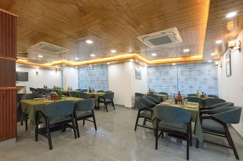 hotel skyline manali walking to mall road centrally heated