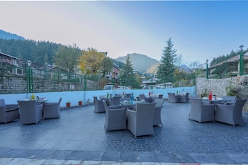 hotel skyline manali walking to mall road centrally heated