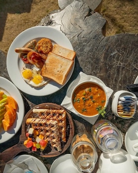 hotel skyline manali walking to mall road centrally heated