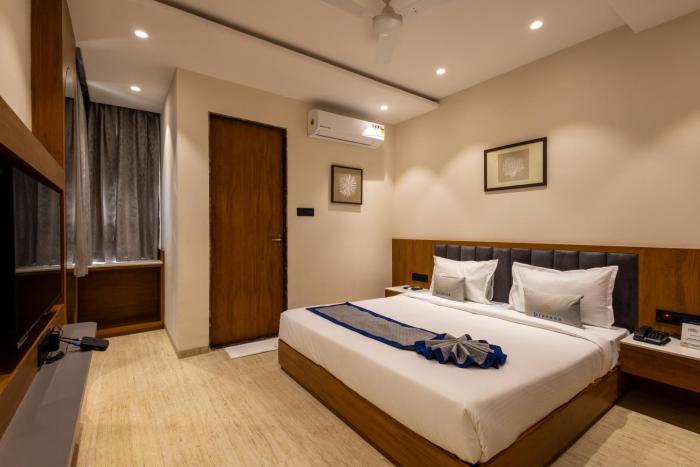 pravasa stay bapat square