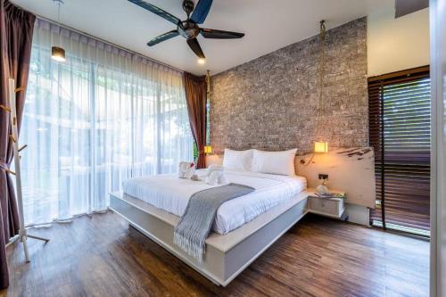 secluded oasis for family bm5