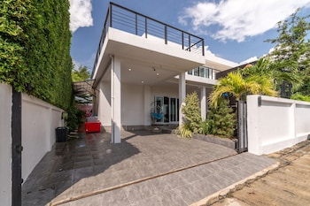 luxury and playful 5 bed pool villa cc