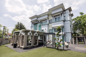 25000sqft grand luxe villa pj 13br 42pax