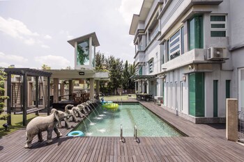25000sqft grand luxe villa pj 13br 42pax