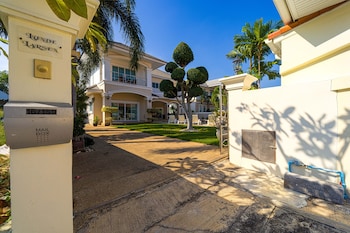 luxurious 5 bed private pool villa pv5