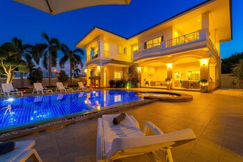 luxurious 5 bed private pool villa pv5