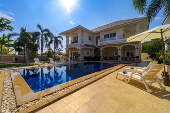 luxurious 5 bed private pool villa pv5