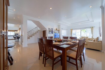 luxurious 5 bed private pool villa pv5