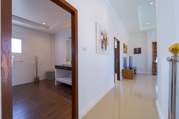 luxurious 5 bed private pool villa pv5