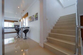 luxurious 5 bed private pool villa pv5